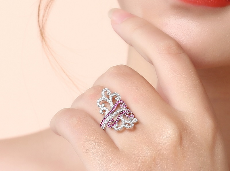 Nhẫn c&oacute; thiết kế uyển chuyển, nhiều đường uốn lượn lạ mắt